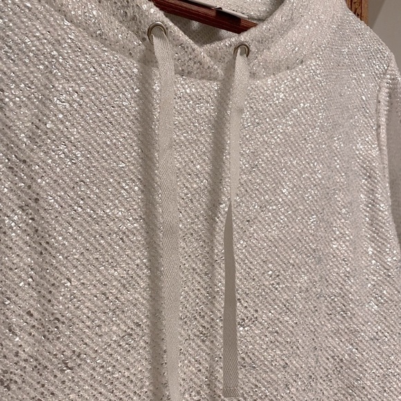 🚺 🆕 Weekends by Chico’s white/silver shimmer sweater top - Picture 2 of 9